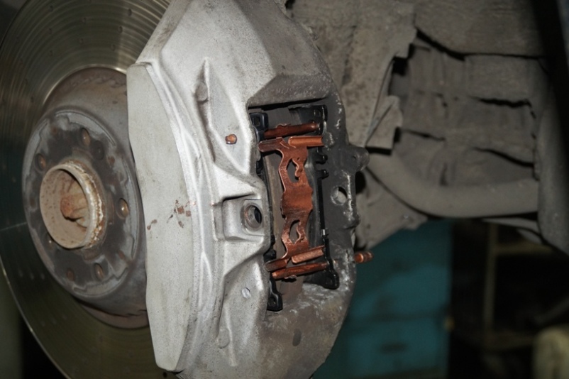 Установка колодок на автомобиль