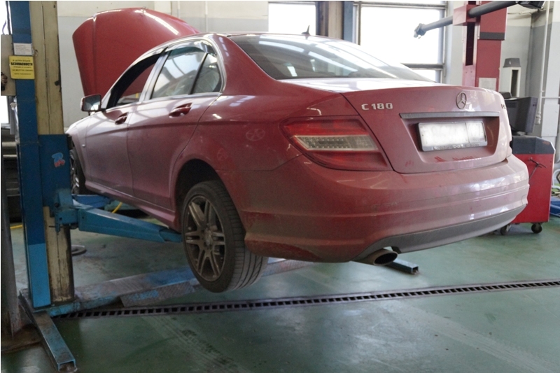 Автомобиль на подъёмнике