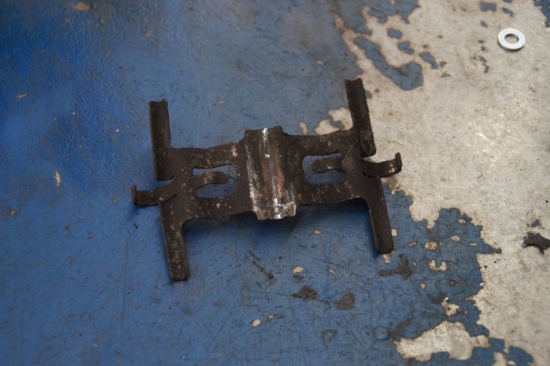 Демонтаж тормозных колодок