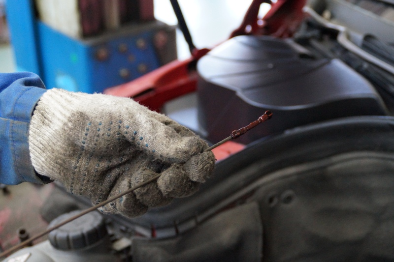 Контроль уровня масла ДВС