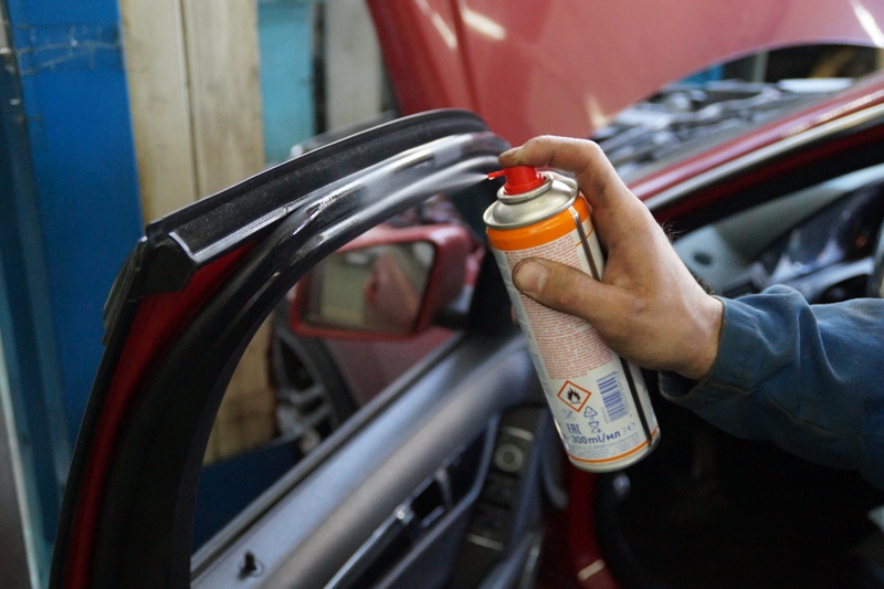 Смазка петель и резиновых уплотнителей